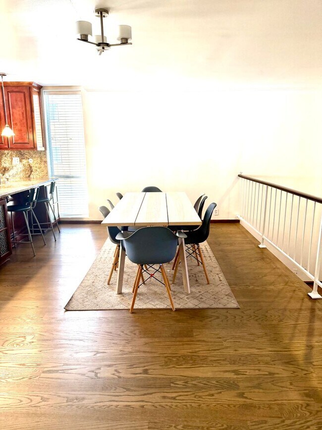 Building Photo - Townhome for Lease in Desirable Encino!