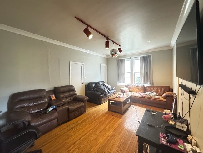 Building Photo - 6 bed/2 bath on Probasco St., Mins. from UC for Only $700/pp ($4200/mo)!