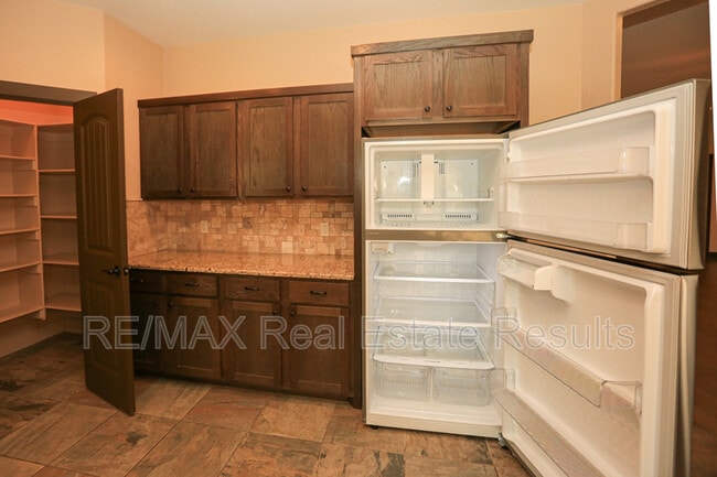 Building Photo - 1000 Peak St