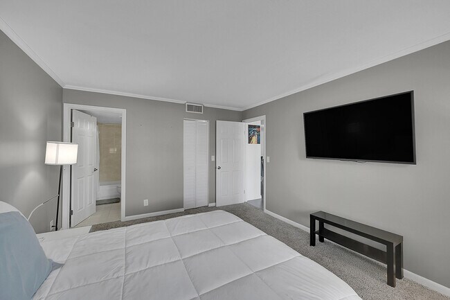 Building Photo - 2920 SW 22nd Ave