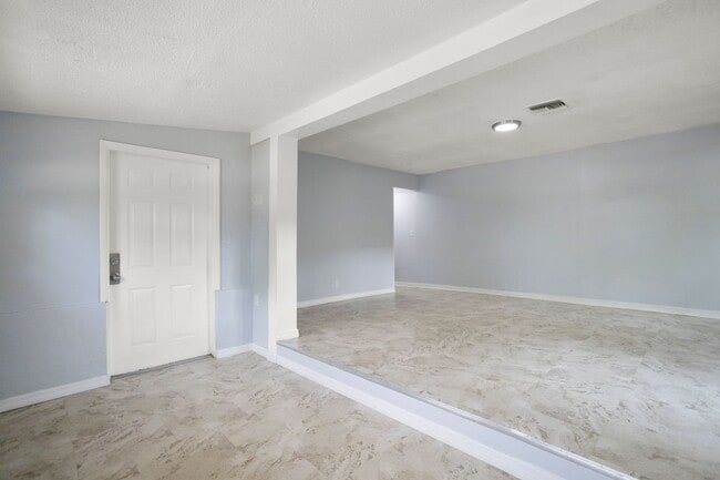 Building Photo - Very large 4bdrm/2bath House, Ready End of February