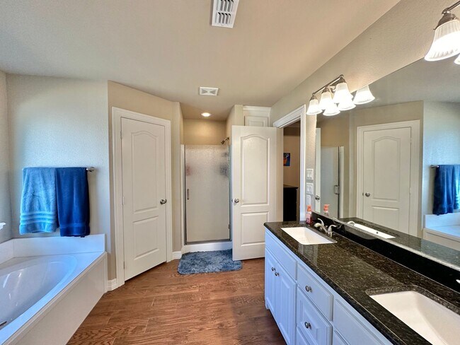 Building Photo - Stunning 3 Bed 2 Bath in Flint!