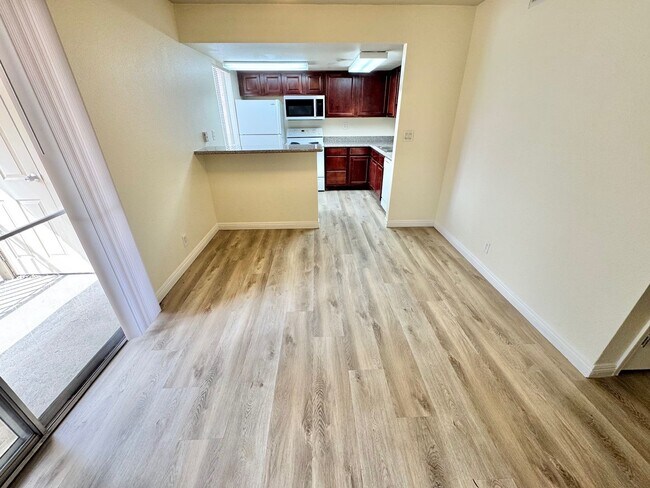 Building Photo - ** SUPER SUMMER SPECIAL!! $400 Off First Month's Rent **  Stylish condo with new upgrades, tennis...
