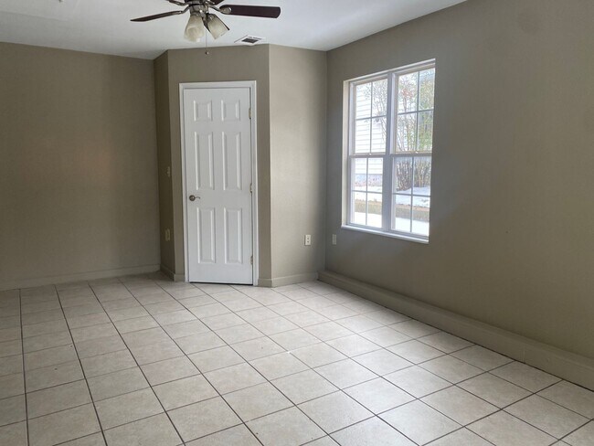 Building Photo - 733 Parkview St