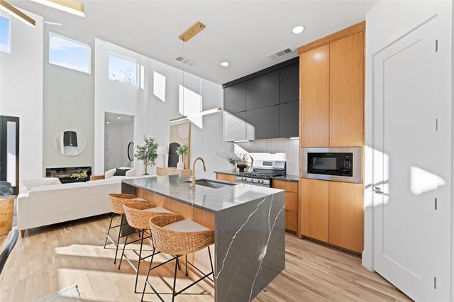 Building Photo - 2315 S Vernon Ave