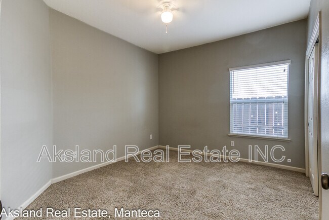 Building Photo - 2261 Silverlace Pl