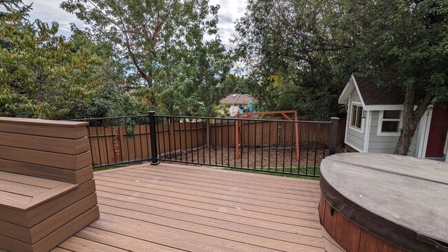 Building Photo - BEAUTIFUL 5 BED/3 BATH RANCHER WITH FINISH...