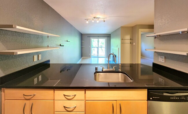 Building Photo - North Seattle 1 Bedroom / 1 Bath Condo