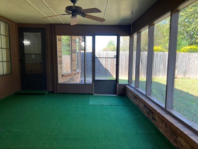 Building Photo - Spacious 3 Bedroom