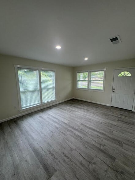 Building Photo - 5700 Eastwood Dr