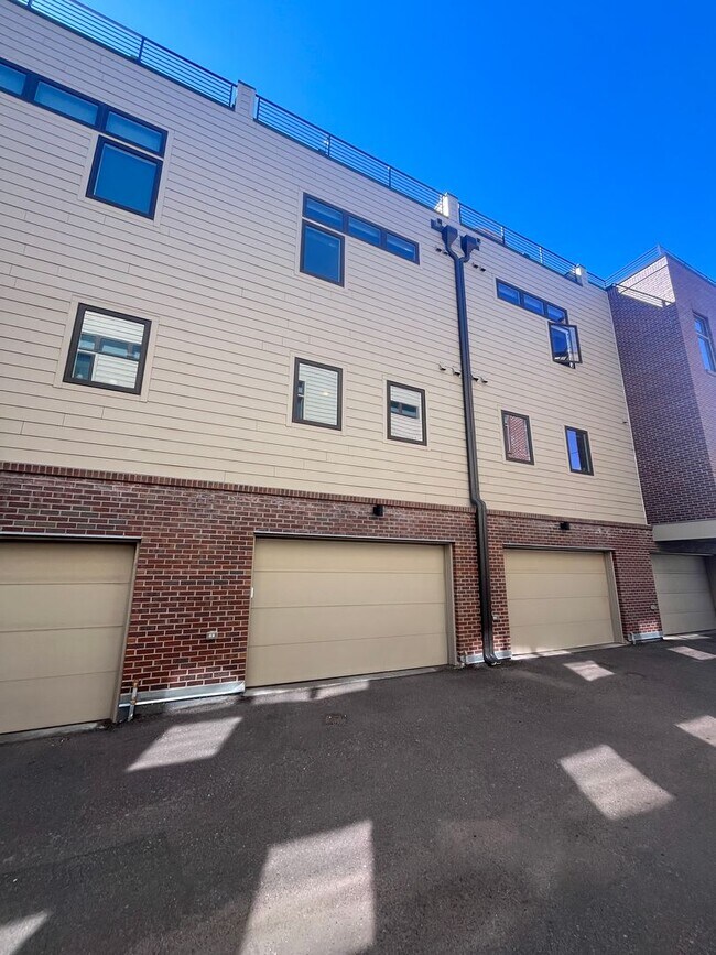 Building Photo - 2 Bed, 1 Bath Townhouse with Roof Top Deck