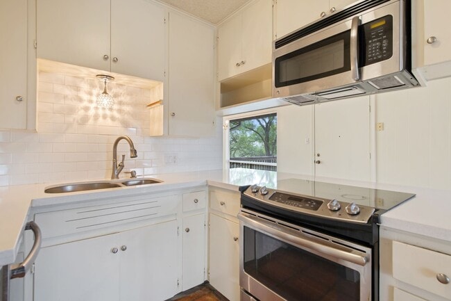 Building Photo - Available Now: Charming 3 Bed / 2 Bath in Rollingwood - Zoned to Eanes ISD - Large Yard