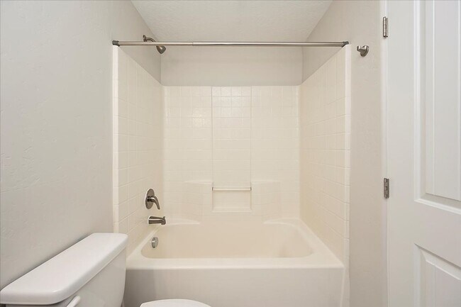 Building Photo - Exceptional 2 Bedroom, 2 Bathroom Apartmen...
