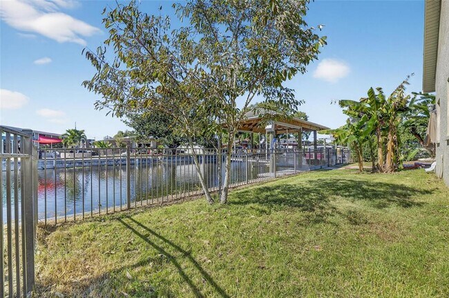 Building Photo - 172 Lake Shore Dr W