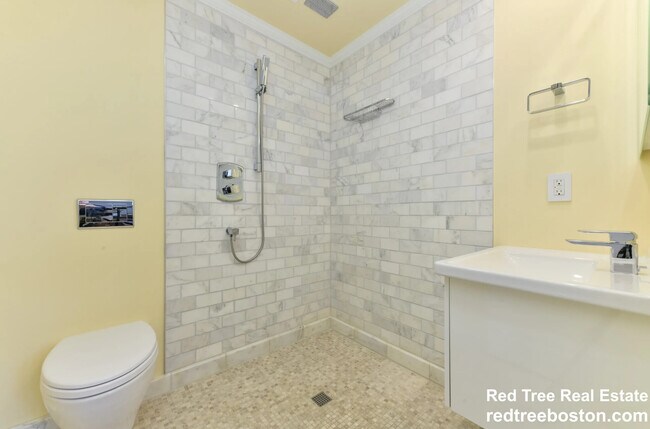 Building Photo - 214 Beacon St