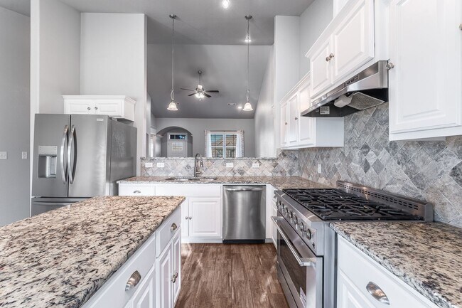 Building Photo - Welcome to this stunning 4-bedroom, 2-bathroom