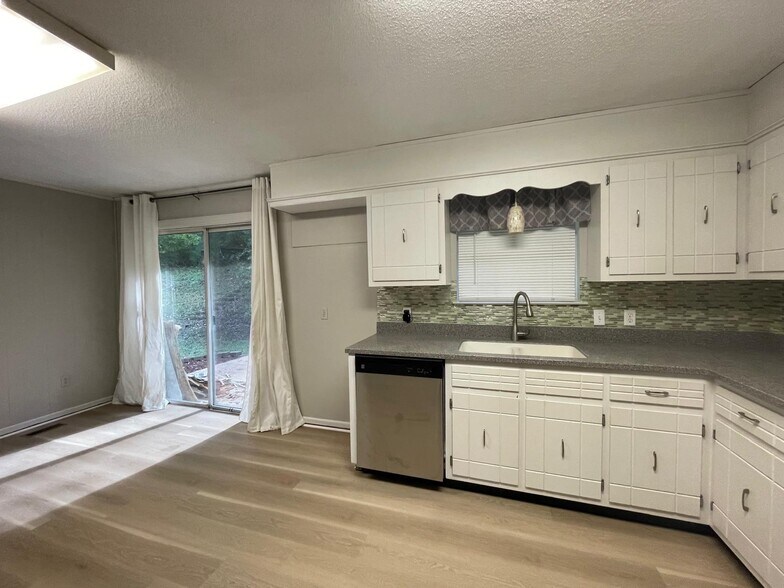 Kitchen (pictures don't show included refrigerator in it's spot) - 1936 Ashmore Ave