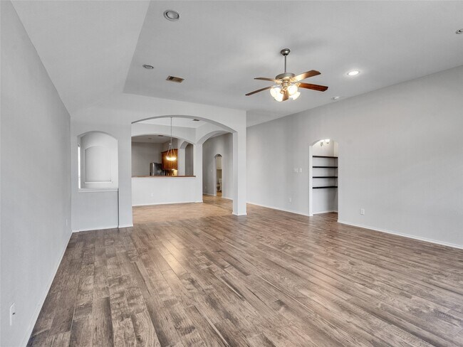 Building Photo - 5643 Walnut Glen Ln