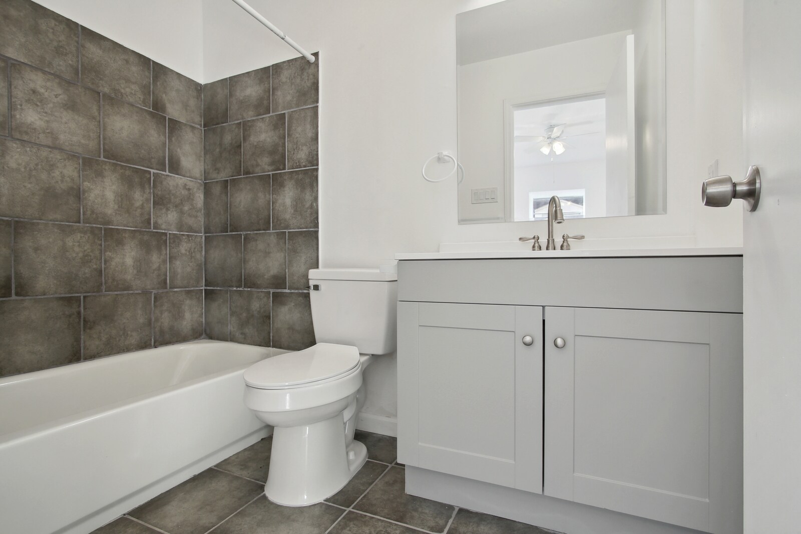 Building Photo - 424 Deckbar Ave