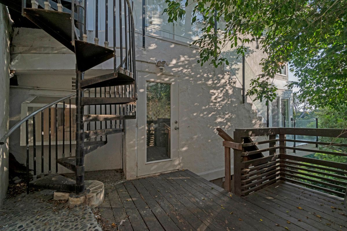 Building Photo - 1737 Sunset Plaza Dr