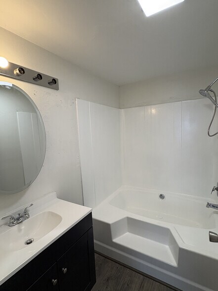 Building Photo - 4161 Romeo Rd