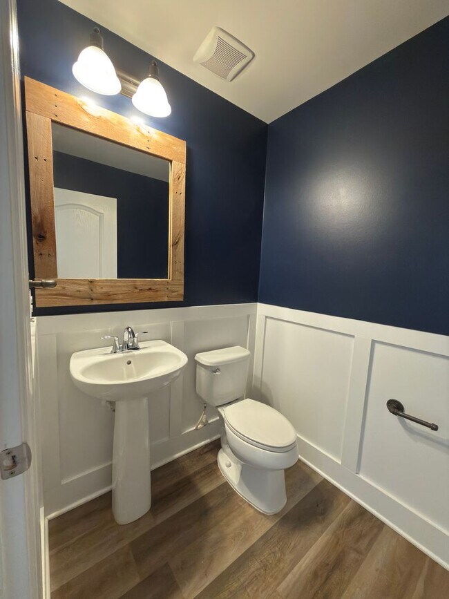 Building Photo - Spacious 4 Bed 3.5 Bath Home in Round Hill VA For Rent!