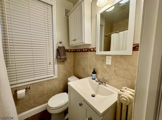 Building Photo - 10 Willowdale Ave