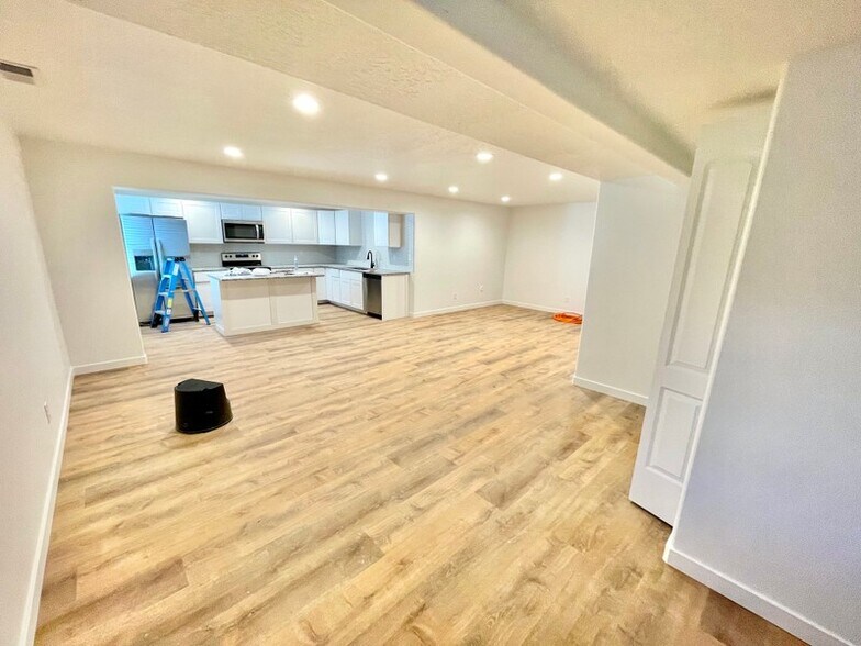 Building Photo - 1147 E Hoof Print Dr