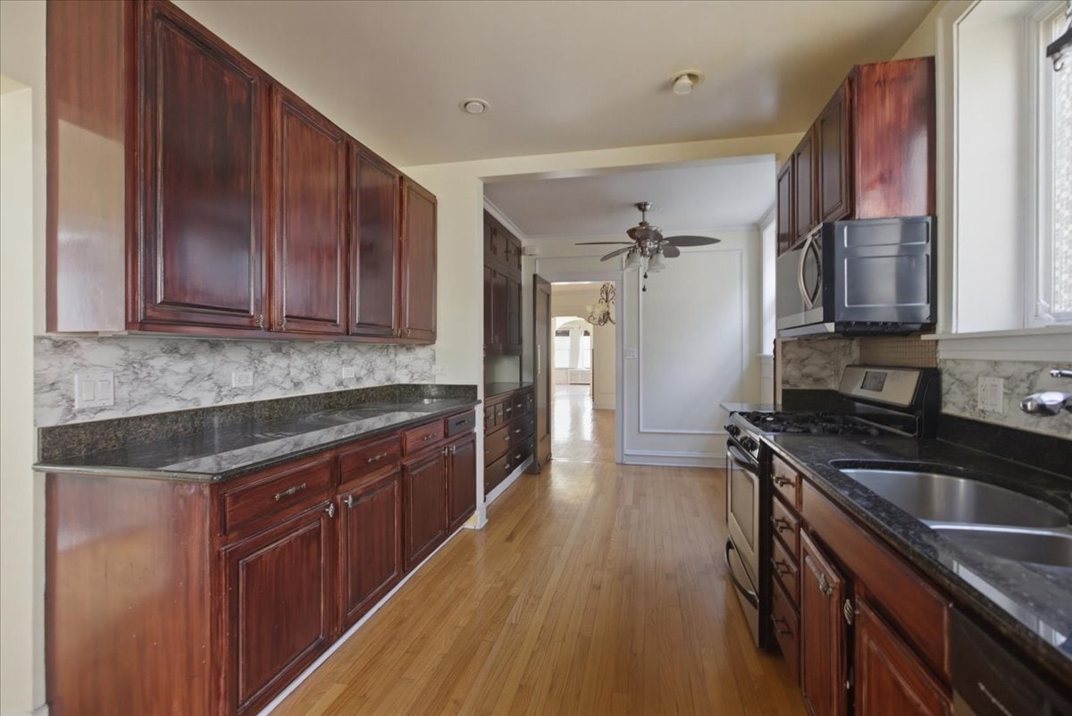 Building Photo - 7409 N Claremont Ave