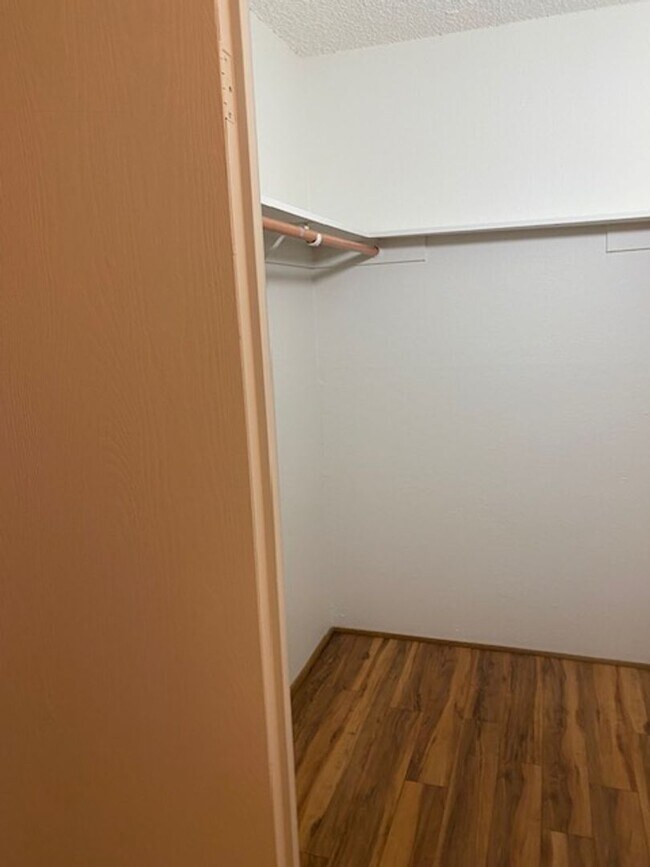 Building Photo - Cute 1 bdrm, 1 bath downstairs condo