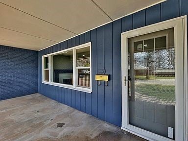 Building Photo - 918 N Crestway St