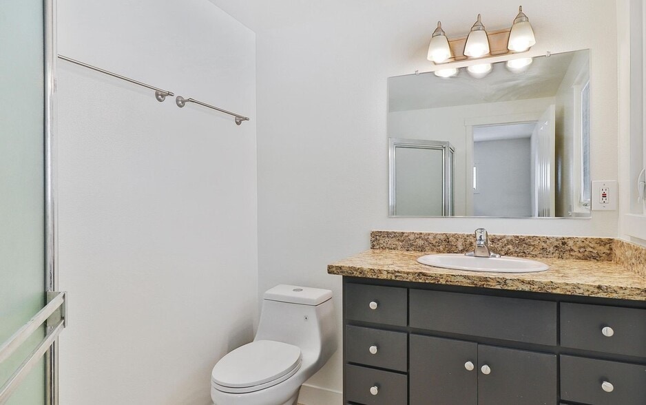 Building Photo - 1917 Hobart Dr