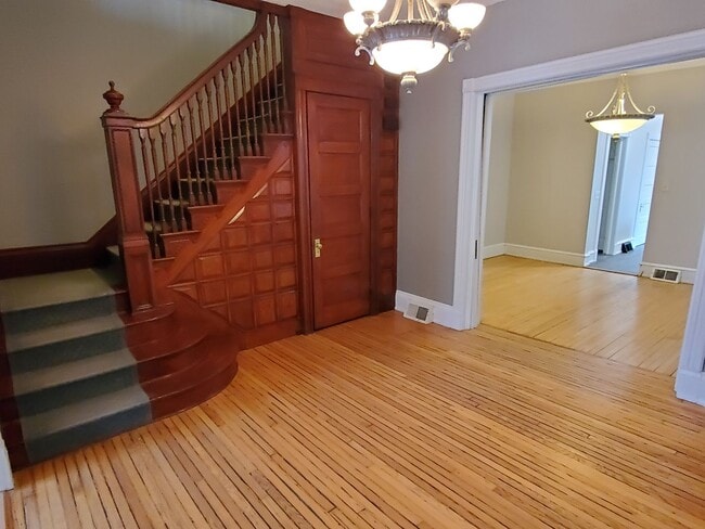 Building Photo - Historic eastside townhome