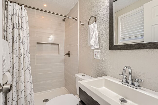 Building Photo - Modern Elegance in West Arvada - Your Drea...