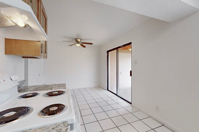 Building Photo - 3 Bedroom 1 1/2 Bath Townhouse in the hear...