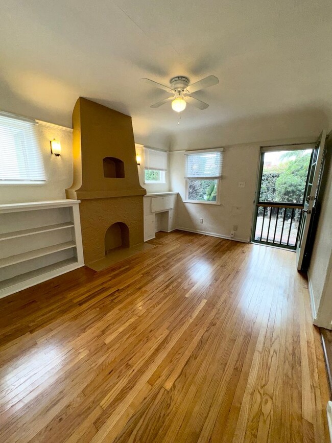 Building Photo - Charming 1-Bedroom Garden Cottage w/Garage...