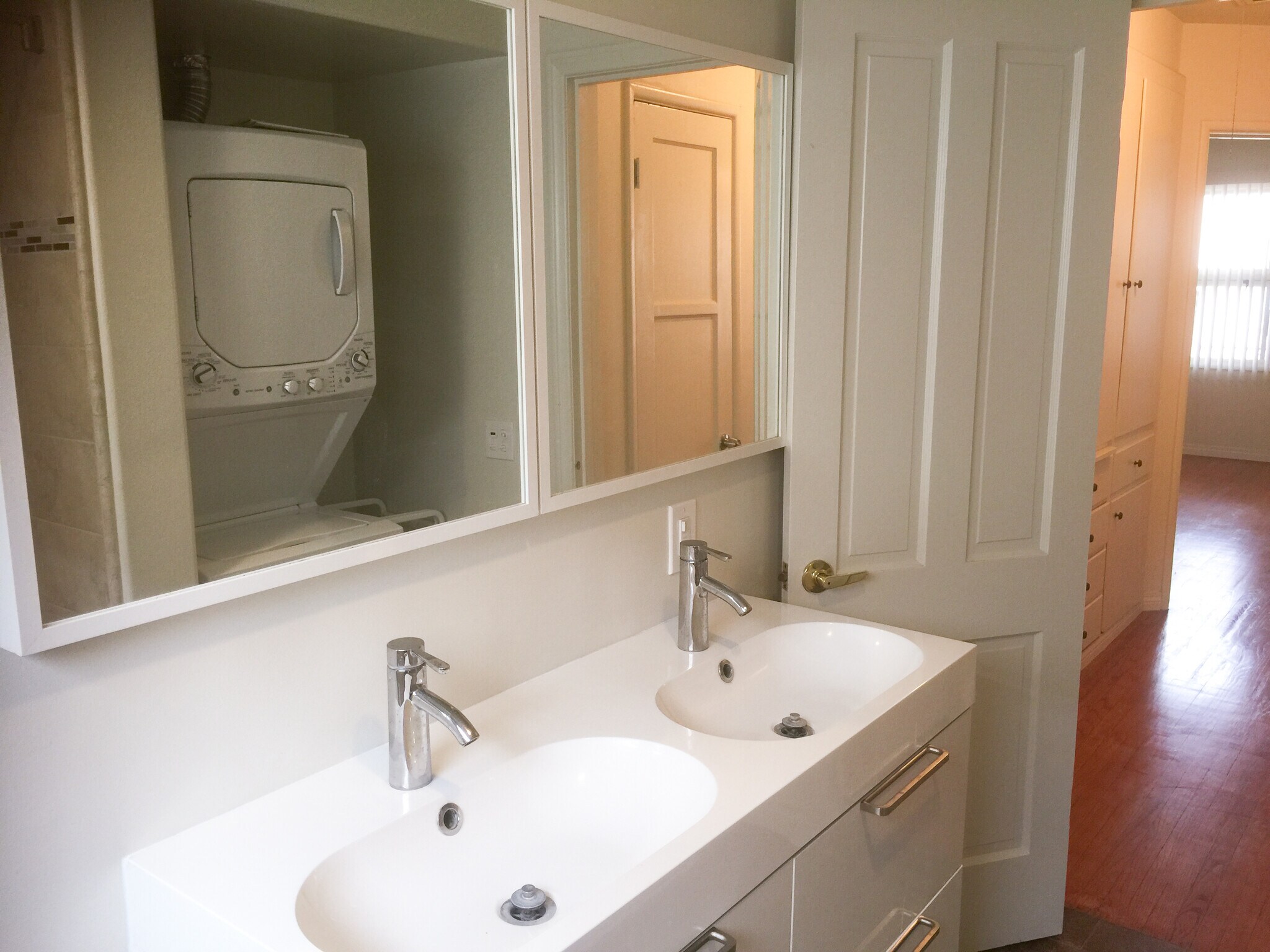 Building Photo - 933 E 1st St