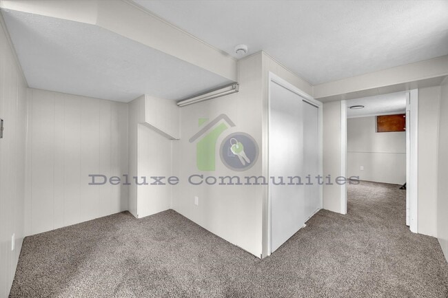 Building Photo - Spacious 4 Bedroom- With Extra room! New Remodel!