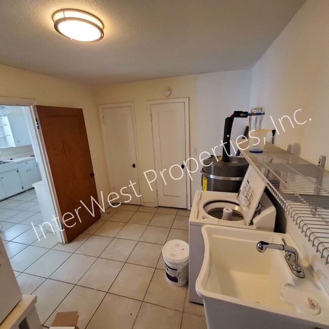 Building Photo - *RENT PROMO* 3+bd 1.5 ba Single Level West...