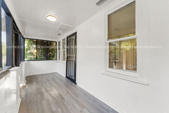 Building Photo - Newly Renovated 3 Bedroom Home With Modern Kitchen