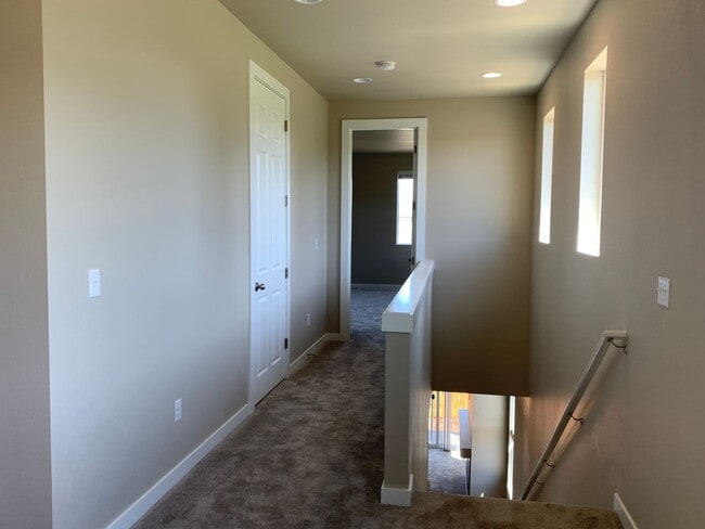 Building Photo - COMING VACANT END OF JUNE -EZ life Townhom...