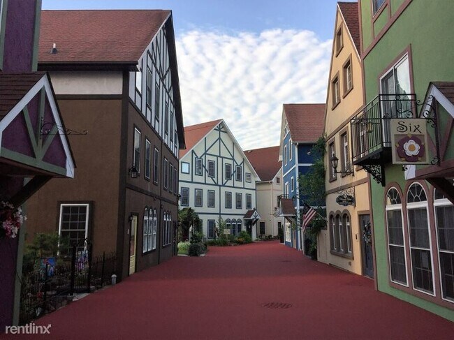 Building Photo - 2 br, 3 bath Townhome - 13 Market Plaza