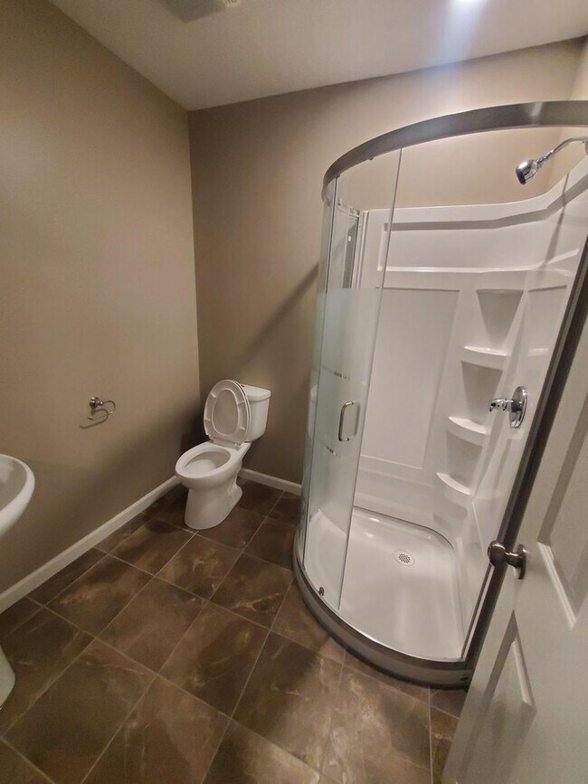 Building Photo - Single family home Recently renovated, mov...