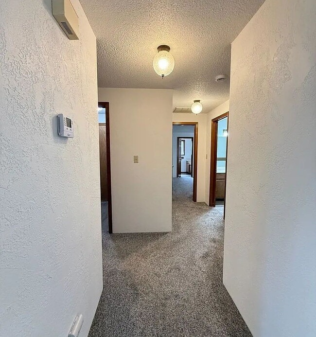 Building Photo - 530 Golf View Dr