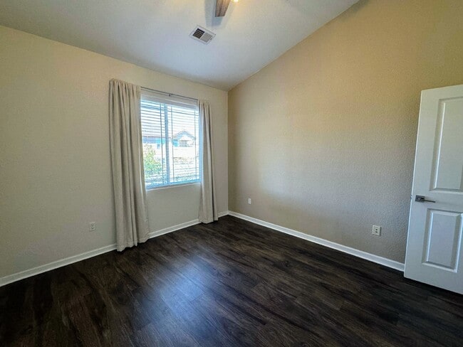 Building Photo - Modern 2 Bed, 2 Bath Condo with Granite Countertops in Littleton, CO!