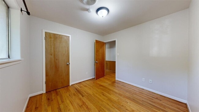 Building Photo - 203 W Brookside Dr