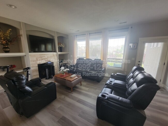 Building Photo - 4801 Pinehurst Dr