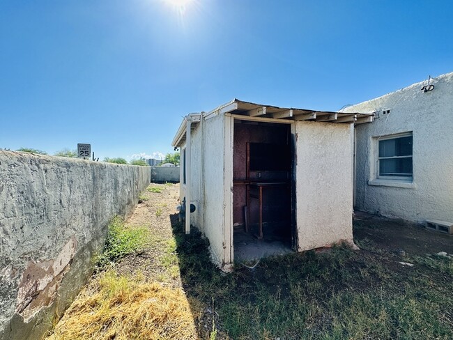 Building Photo - 6 Bedroom / 3 Bathroom House with Washer, ...