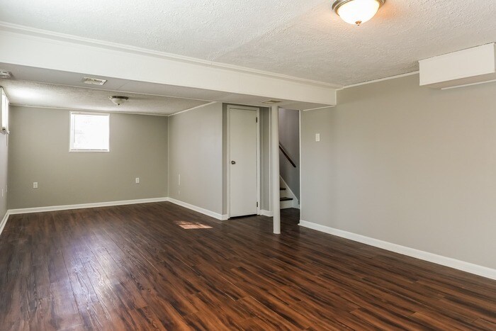 Building Photo - 913 N Arapaho St