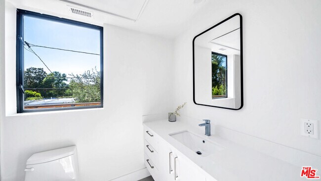 Building Photo - 1123 N Formosa Ave